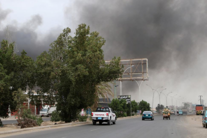 Columnas de humo tras la explosión de un coche durante los enfrentamientos entre los separatistas yemenís y las tropas del Gobierno de Hadi, en Adén, el 31 de enero.