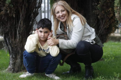 Adam y su madre, Gemma Fradejas, son los rostros visibles de un problema que sufren otras familias con menores con autismo en la salud bucodental. RAMIRO