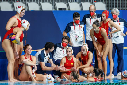 El entrenador de España, Miki Oca (4i), da instrucciones a sus jugadoras en la final de waterpolo femenino entre España y Estados Unidos. LAVANDEIRA JR