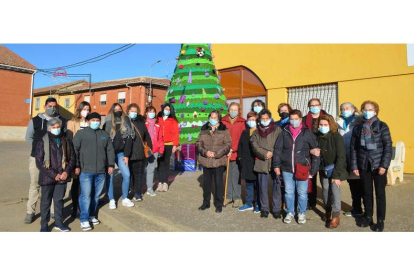 Los vecinos de Cimanes hicieron el año pasado un árbol de Navidad a ganchillo, en una iniciativa de lo más simpática.