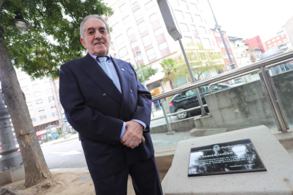 Damián Tascón posa junto a la placa que ayer descubrió en la avenida Pérez Colino. ANA F. BARREDO