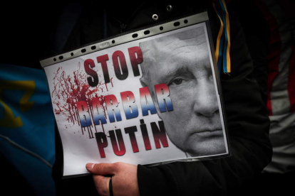 Las manifestaciones contra Vladimir Putin se han sucedido en la mayoría de las capitales europeas tras la entrada de las tropas rusas en Kiev. SEDAT SUNA