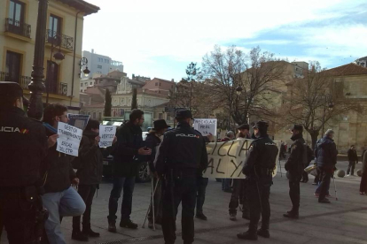 Agentes de policía y manifestantes a las puertas de la Diputación.