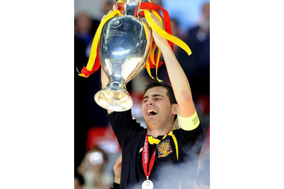 Casillas recibió la Copa de Europa como capitán de la selección, y eso desató la fiesta de la selección.