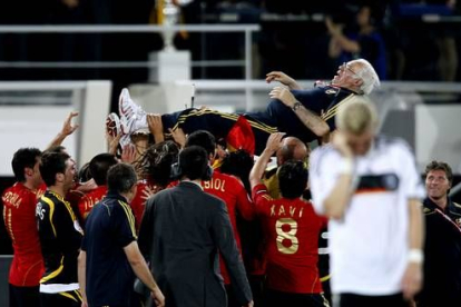 Antes, los jugadores mantearon a Luis Aragonés, que se despide de la selección con un triunfo histórico.