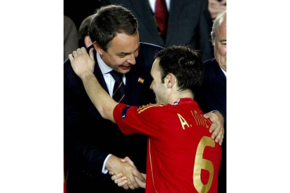 El presidente del Gobierno, José Luis Rodríguez Zapatero, felicita a Iniesta. Reconocido culé, Zapatero estuvo cariñoso con el centrocampista.