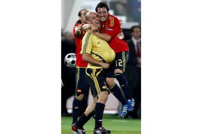 Reina, con el balón de la final debajo de su camiseta, se funde en un abrazo enorme con Cazorla y con Sergio García.