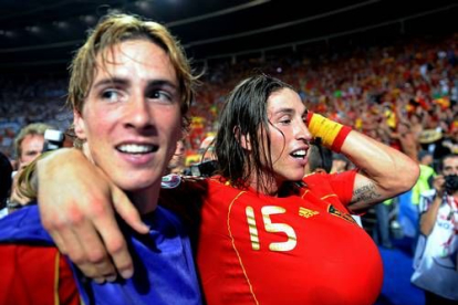 Torres y Ramos se abrazan en la vuelta de honor de la selección al estadio vienés.