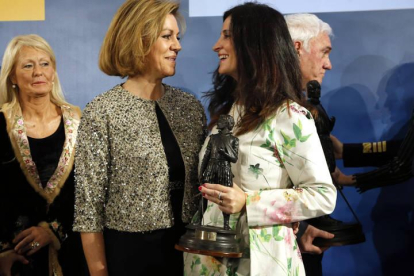 La ministra María Dolores de Cospedal con Cristina Fanjul, hoy en Madrid, en la entrega del premio de Defensa.