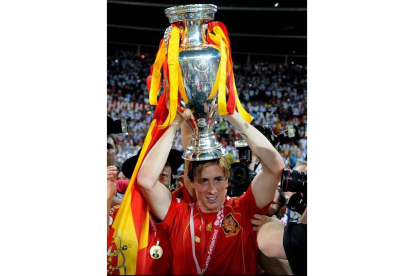 Torres, con su copa. El gol del Niño pasará a la historia del fútbol español. Apareció en el momento de la verdad, cuando más se le esperaba.