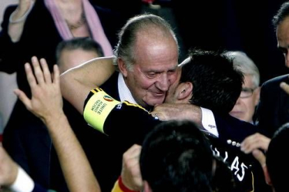 Casillas se fundió con el Rey en un abrazo emocionante. El palco, con los Reyes y Zapatero, fue una fiesta española.