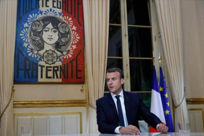 Emmanuel Macron, ayer, durante su primera entrevista televisiva, en el palacio del Elíseo.
