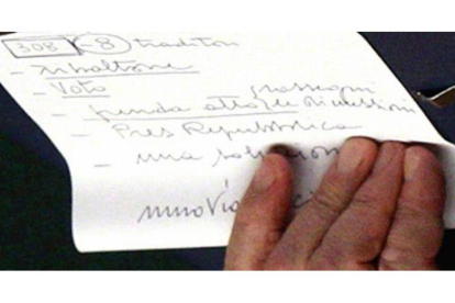 Las notas de Berlusconi en la sesión del Congreso aluden a "ocho traidores" e incluyen la palabra "dimisión".