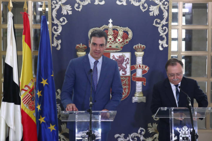 El presidente del Gobierno, Pedro Sánchez, acompañado por el presidente de la ciudad autónoma, Juan Jesús Vivas. FERNANDO CALVO