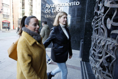 Gemma Villarroel, junto a la candidata del PP, Margarita Torres, tras registrar el Pleno. RAMIRO