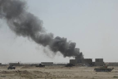Una columna de humo se eleva en las afueras de Ramadi tras enfrentamientos enre el Ejército iraquí y los combatientes del Estado Islámico.