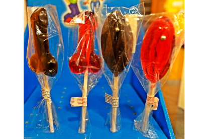 Dulces y piruletas, algunos de los productos que se venden en las tiendas eróticas en la provincia de León. RAMIRO