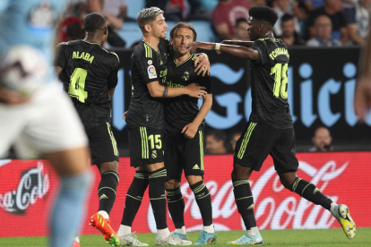 Modric es felicitado por sus compañeros tras anotar el segundo gol para el Real Madrid. SALVADOR SAS