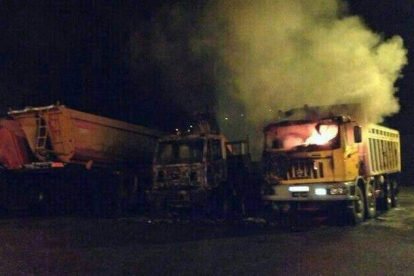 Las llamas consumen un camión tras haber calcinado otro.