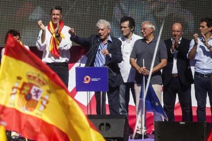 El premio Nobel Mario Vargas Llosa, interviene al final de la manifestación convocada por Societat Civil Catalana hoy en Barcelona en defensa de la unidad de España bajo el lema "¡Basta!