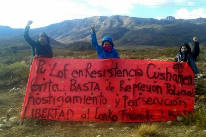 Tres activistas mapuches en un acto de protesta en Argentina.