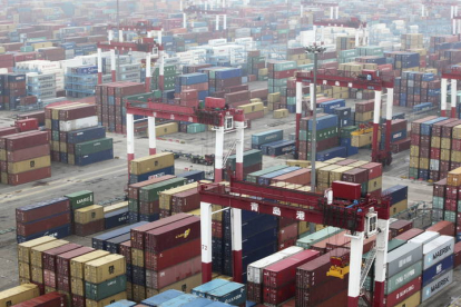 Vista general de varios contenedores en el puerto de Qingdao, en la provincia oriental china de Shandong. WU HONG