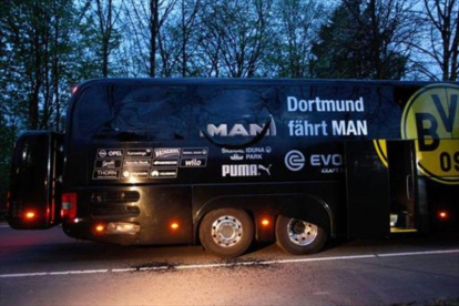 El autobús del Dortmund recibió el ataque con explosivos que rompió las ventanas, tras las que estaba Bartra y sus compañeros.