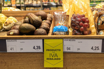 Los supermercados y tiendas de alimentación abren este lunes con los nuevos precios de los alimentos básicos sin IVA. ZIPI