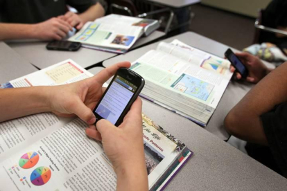 Los móviles se han convertido en un problema en los colegios.