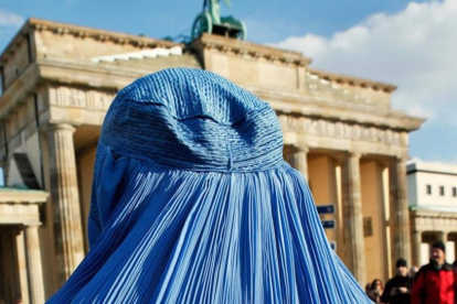 Una mujer con burka durante una manifestación contra el despliegue de tropas en Afganistán, en Berlín, en el 2010.