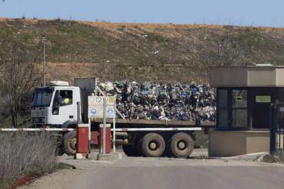Camión con residuos junto a la planta del centro de tratamiento de San Román. RAMIRO