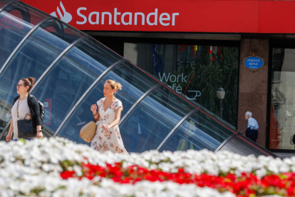 Imagen de una oficina del Banco Santander. LUIS TEJIDO