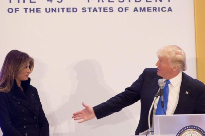 Trump y su esposa Melania ofrecen un discurso en el Hotel Trump de Washington.