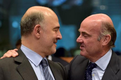 El comisario europeo de Finanzas, Pierre Moscovici, y el ministro de Economía, Luis de Guindos, en Bruselas.