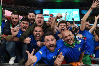 Los ‘tifosi’ festejan por todo lo alto el éxito de Italia. PAUL ELLIS