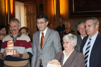 Un momento de la entrega de premios, que tuvo lugar en la Diputación, e imágenes de los dos edificios distinguidos