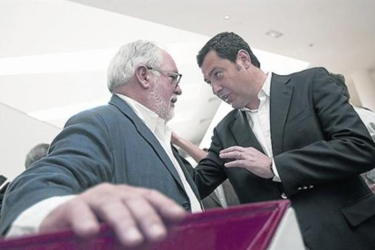 PP Juan Manuel Moreno Bonilla (derecha) charla con Miguel Arias Cañete, ayer
