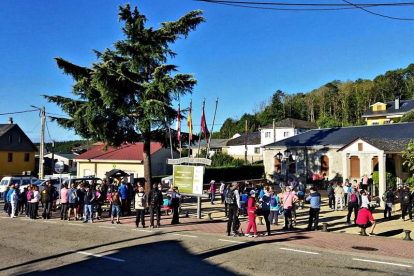 Los primeros participantes frente al consistorio de Sancedo. DL