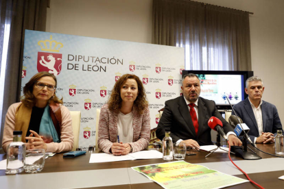 Javier Morán, en el centro, junto a la diputada Carolina López, ayer en León. MARCIANO PÉREZ