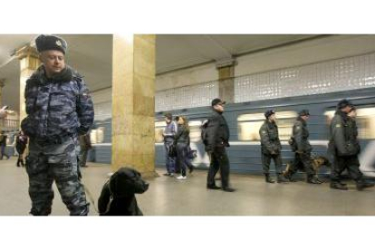 Policías rusos con perros patrullan la estación de metro Park Kultury en Moscú.