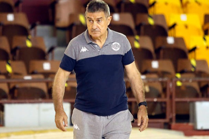 Manolo Cadenas, entrenador del Ademar. MARCIANO PÉREZ