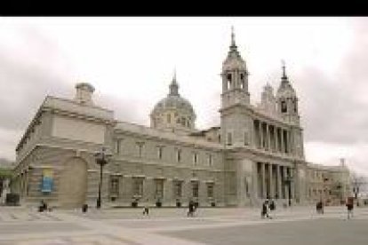 La madrileña catedral de la Almudena, consagrada por Juan Pablo II en 1993 y que acogerá la primera boda real de su historia, tardó más de un siglo en ser levantada.