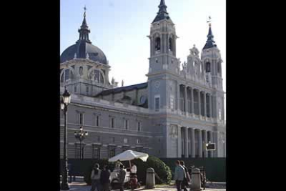 El templo se empezó a construir a finales del S XIX en unos terrenos cedidos por Alfonso XII y en los que antes se levantaba la parroquia de Santa María.