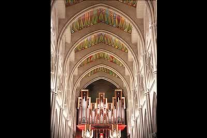 En 1944 se convocó un concurso para decidir cómo continuar la catedral y ganaron Fernando Chueca y Carlos Sidro que buscaron armonizar el aspecto externo del templo con el del vecino Palacio Real.