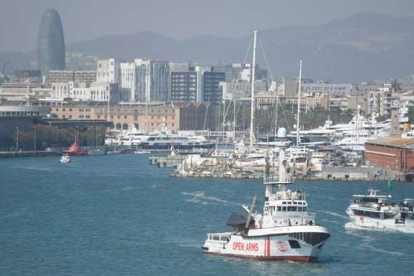 El buque de la ONG Proactiva Open Arms ha zarpado desde el puerto de Barcelona, donde llevaba bloqueado más de cien días atracado.