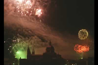 Hasta 1992, el templo (visión nocturna en la imagen) no se consideró terminado. Un año después, el Papa lo consagraba como catedral de Madrid.