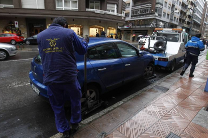 La grúa se lleva un coche de una calle de León