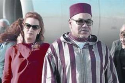 Mohamed VI y su esposa en el aeropuerto de Rabat, el 15 de julio.