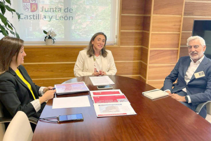 María González Corral se reúne con el presidente de la AEFP, Juan Diego Pedrero, ayer. ICAL