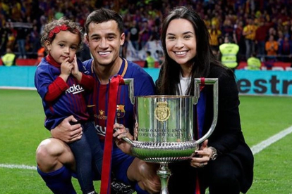 Coutinho posa con el trofeo de la Copa del Rey junto a su mujer y su hija. /